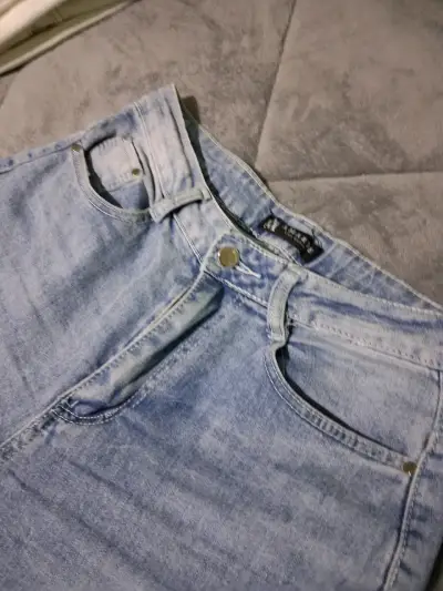 Jeans de mezclilla azul claro con roturas - miniatura 3