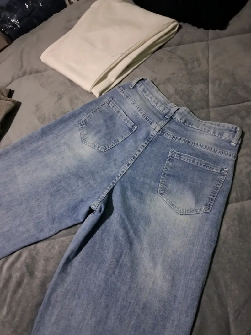 Jeans de mezclilla azul claro con roturas - 4