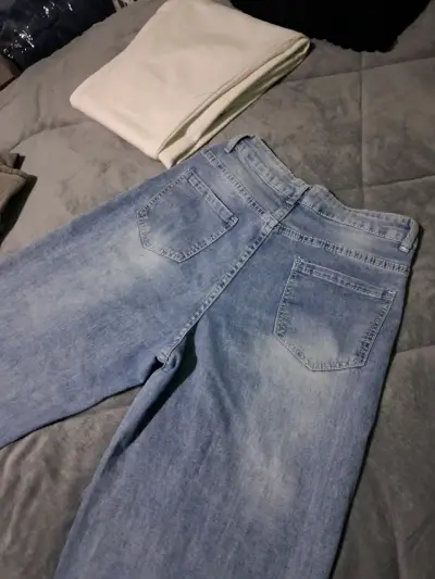 Jeans de mezclilla azul claro con roturas - miniatura 4