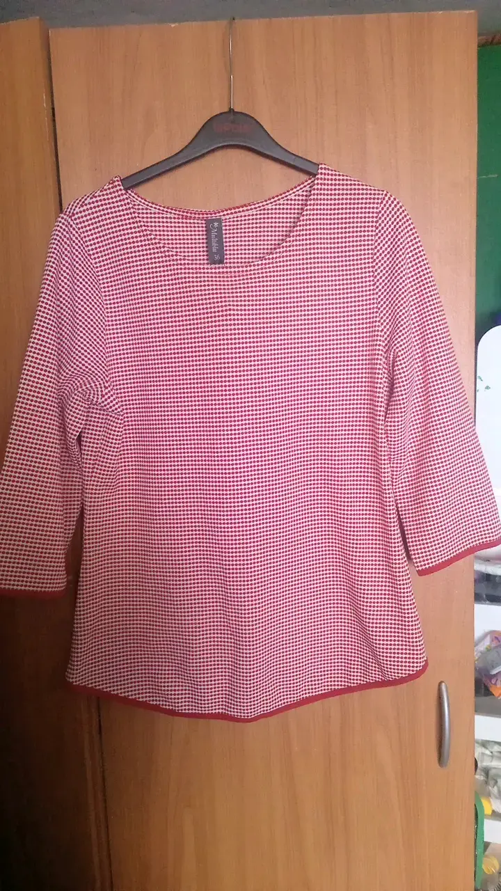 Variedad de blusa y poleras