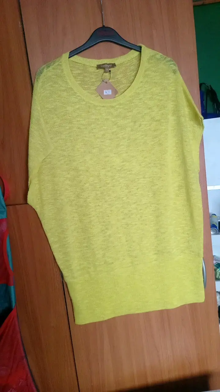 Variedad de blusa y poleras - 3