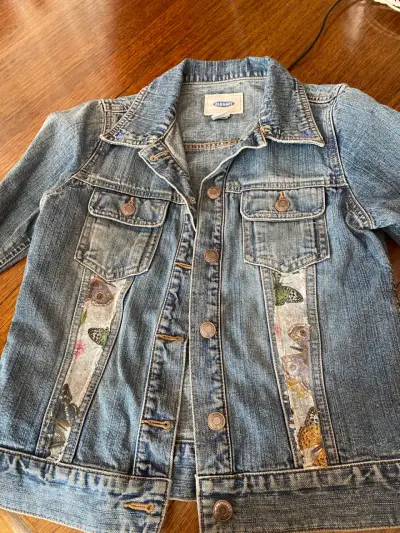 Chaqueta de mezclilla con diseño de mariposas Old Navy - miniatura 1