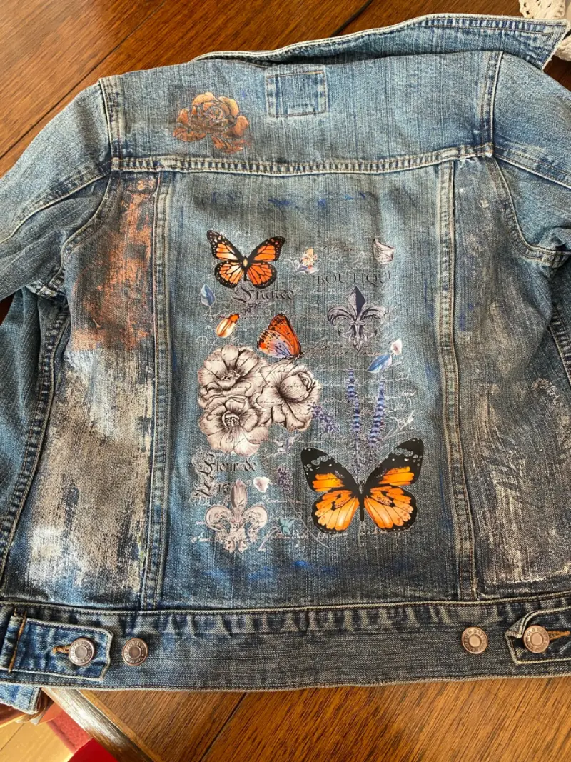 Chaqueta de mezclilla con diseño de mariposas Old Navy - 2