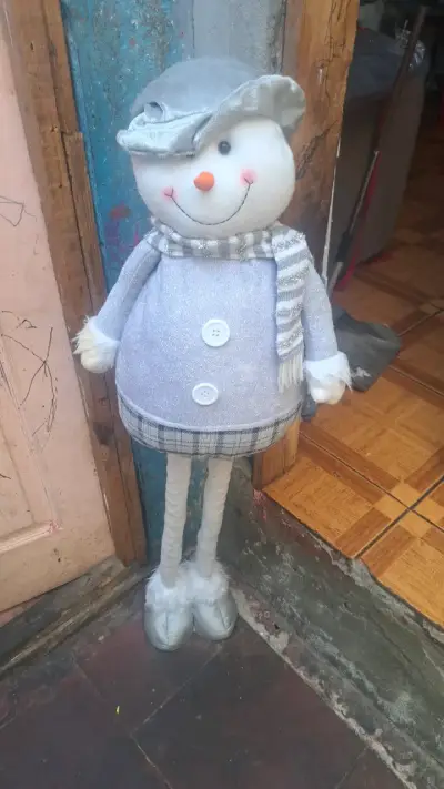 Muñeco de nieve decorativo con sombrero y bufanda - miniatura 1