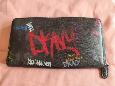 [NUEVA] Billetera de cuero estampada DKNY - miniatura 1