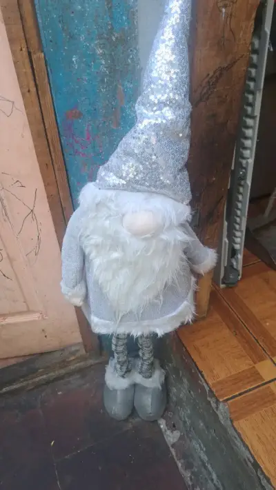 Adorno navideño gnomo con gorro brillante - miniatura 1
