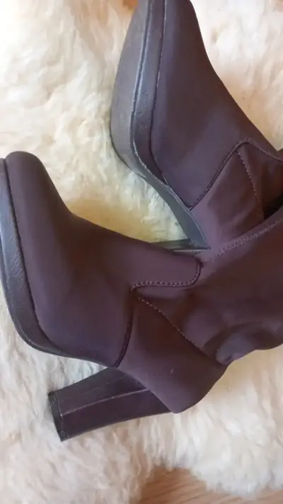 Botas de tacón alto marrones para mujer - miniatura 1