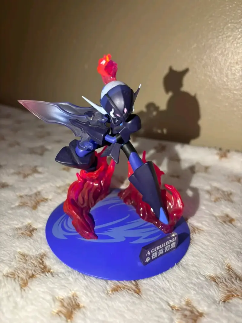 Figura de acción Ceruledge con base decorativa - 1