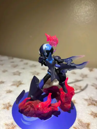 Figura de acción Ceruledge con base decorativa - miniatura 3