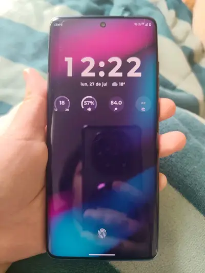 Smartphone Android con pantalla completa - miniatura 1