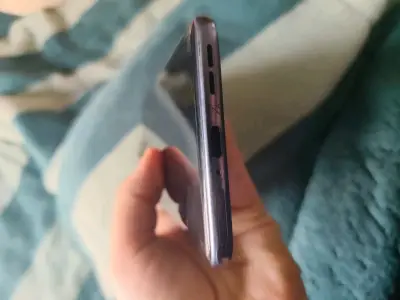 Smartphone Android con pantalla completa - miniatura 3