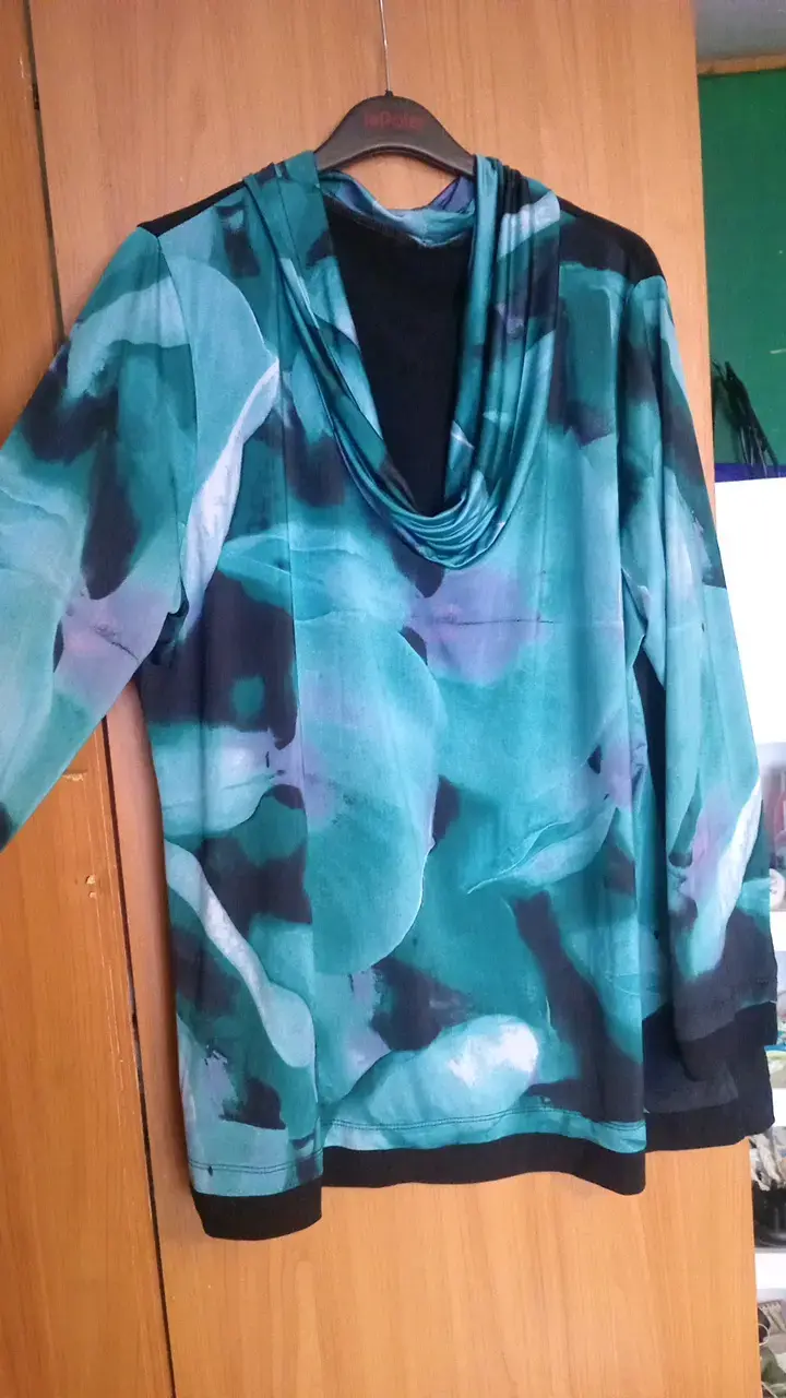 Polerón estampado verde con capucha