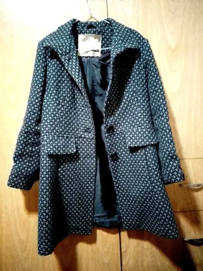 Abrigo de lana estampado en blanco y negro - miniatura 1