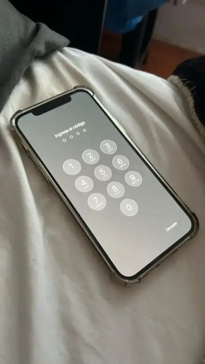 iPhone 12 en buen estado - miniatura 1