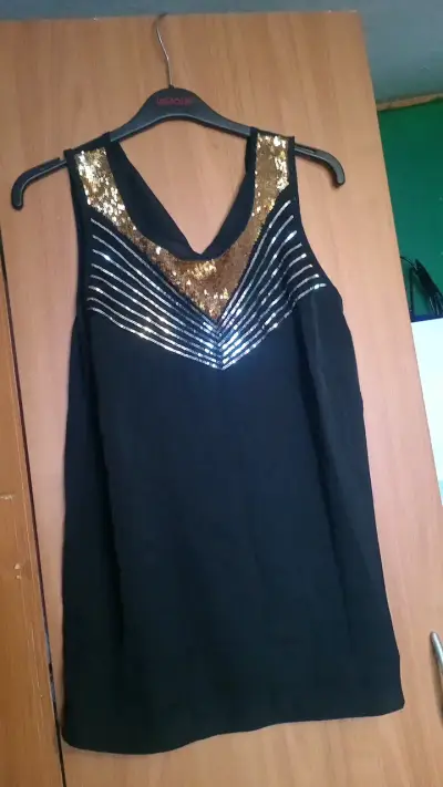 Blusa negra con lentejuelas doradas - miniatura 1