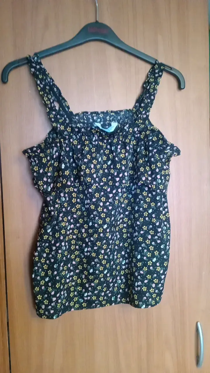 Blusa negra con lentejuelas doradas - 2