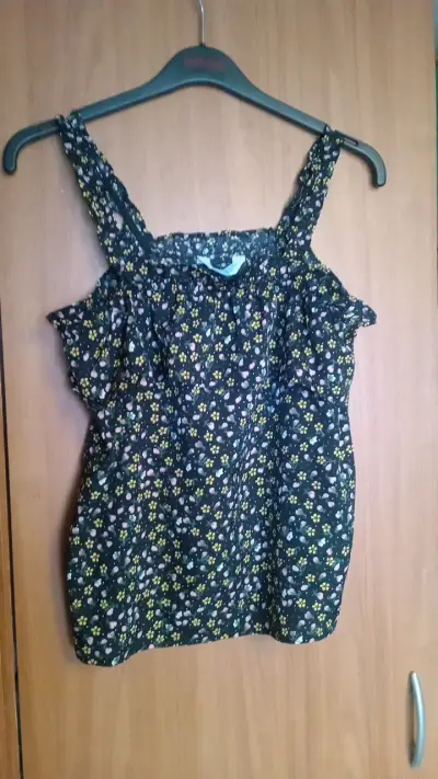 Blusa negra con lentejuelas doradas - miniatura 2