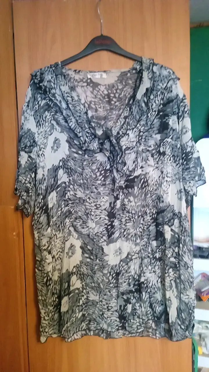 Blusa negra con lentejuelas doradas - 3