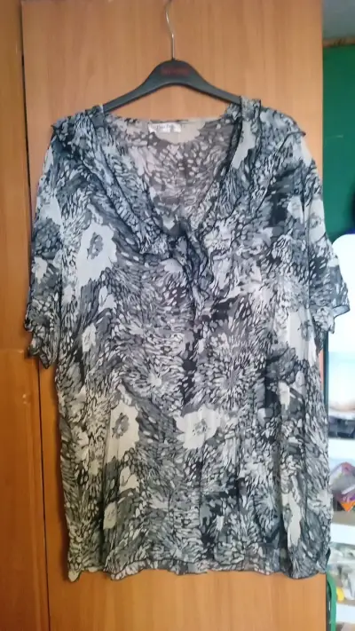 Blusa negra con lentejuelas doradas - miniatura 3