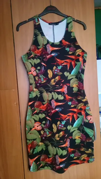 Blusa negra con lentejuelas doradas - miniatura 4