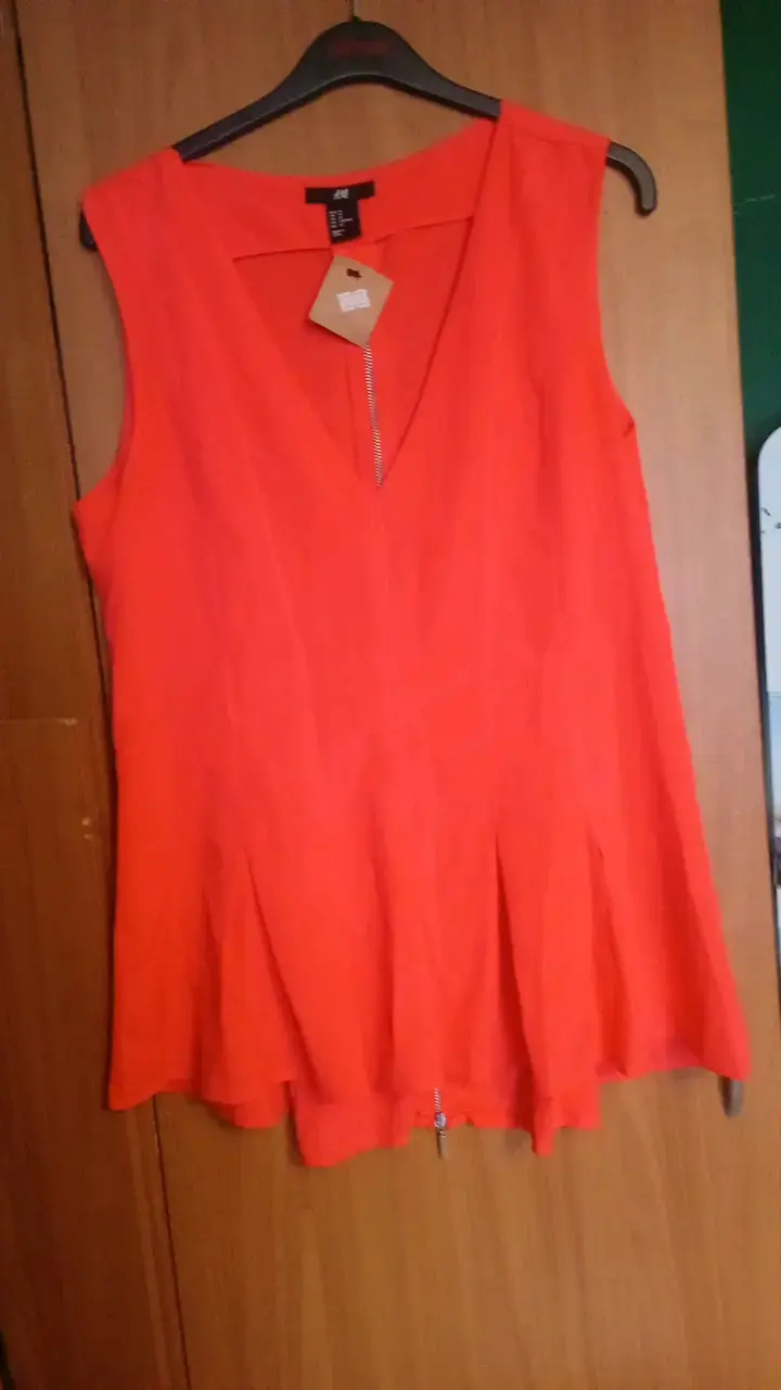 Blusa negra con lentejuelas doradas - 5