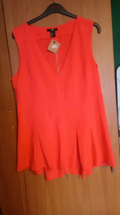 Blusa negra con lentejuelas doradas - miniatura 5