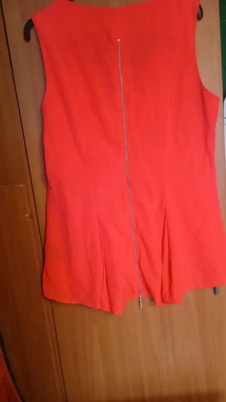 Blusa negra con lentejuelas doradas - 6