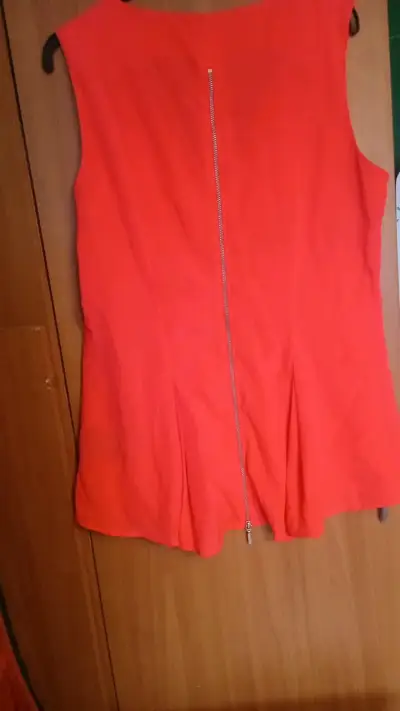 Blusa negra con lentejuelas doradas - miniatura 6