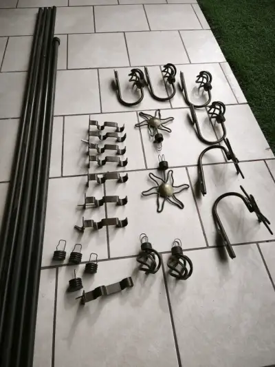Juego de accesorios para cortinas de metal negro - miniatura 1