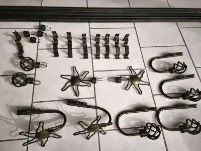 Juego de accesorios para cortinas de metal negro - miniatura 2