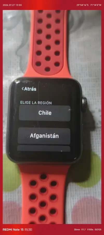 Smartwatch con correa roja deportiva - miniatura 1