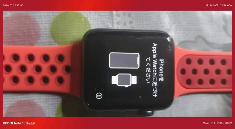 Smartwatch con correa roja deportiva - 3