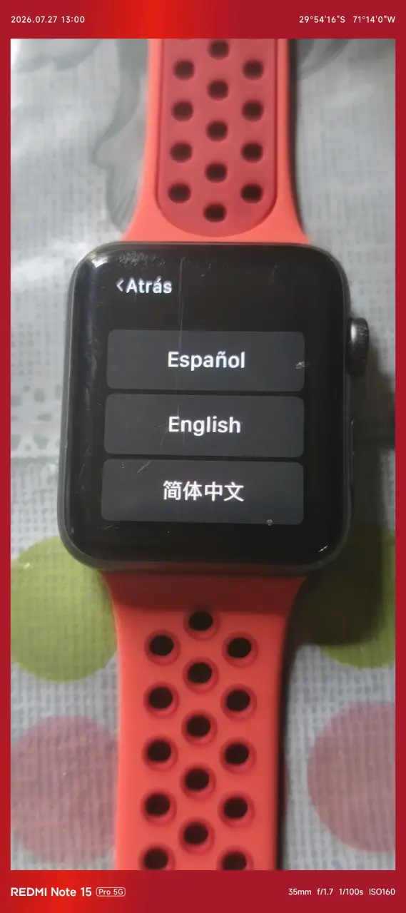 Smartwatch con correa roja deportiva - 4
