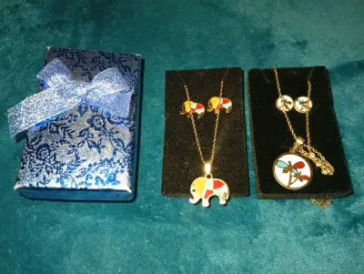 Set de joyería con colgante de elefante y libélula - miniatura 1