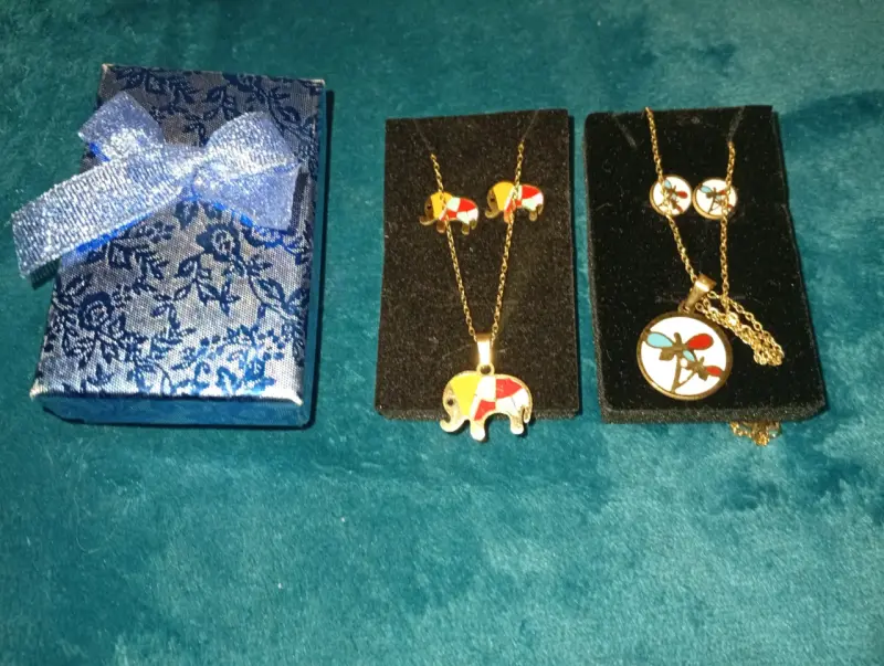 Set de joyería con colgante de elefante y libélula - 2