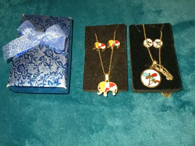 Set de joyería con colgante de elefante y libélula - miniatura 2