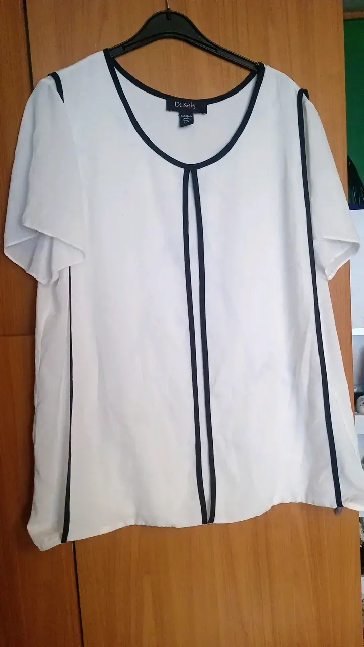 Blusa blanca con detalles negros Dusa