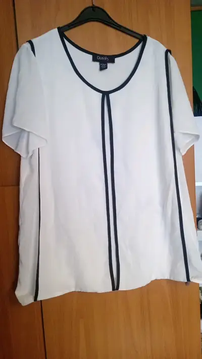 Blusa blanca con detalles negros Dusa - miniatura 1