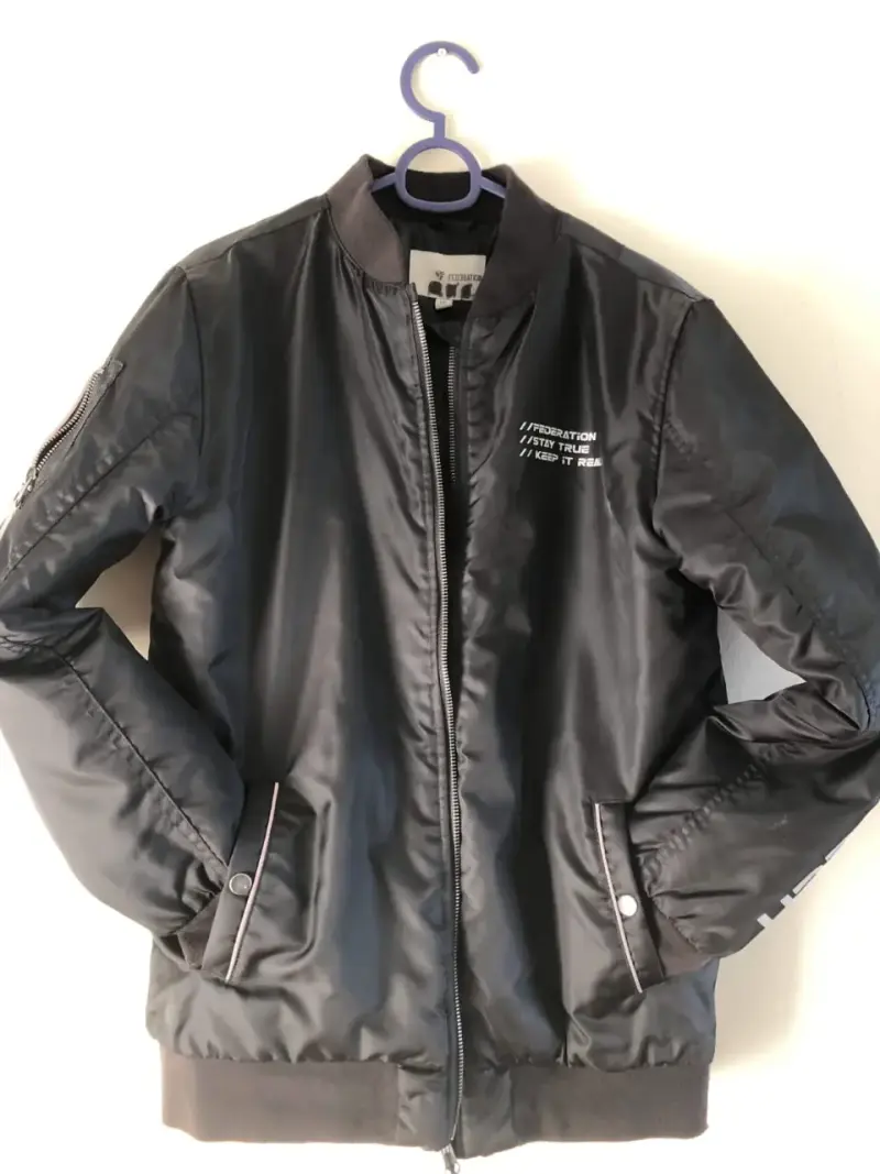 Chaqueta bomber negra estilo casual - 1