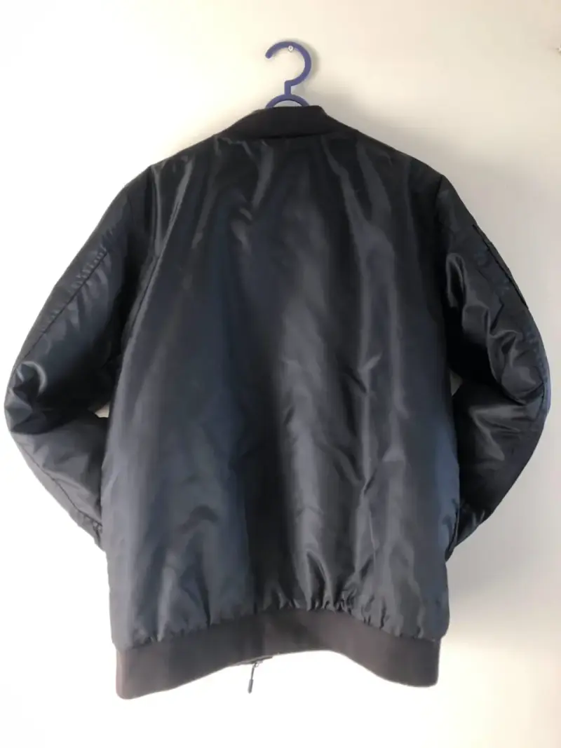 Chaqueta bomber negra estilo casual - 2
