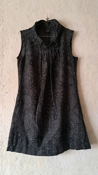 Vestido sin mangas negro con diseño floral - miniatura 1