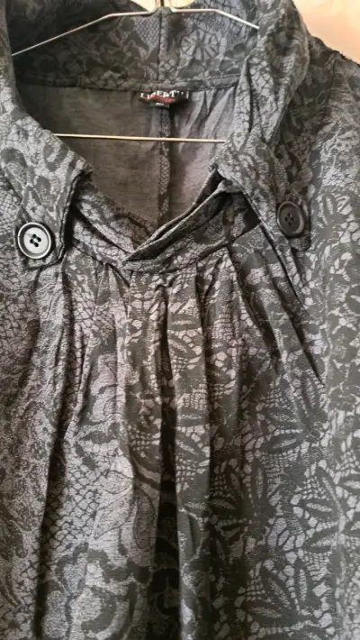 Vestido sin mangas negro con diseño floral - miniatura 3