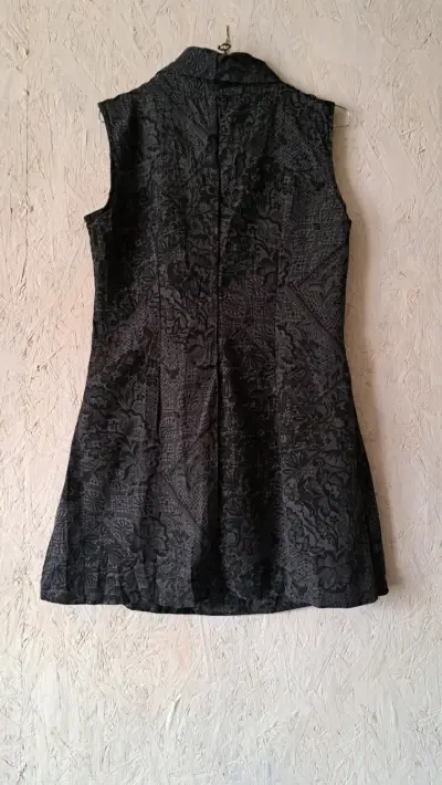 Vestido sin mangas negro con diseño floral - miniatura 4
