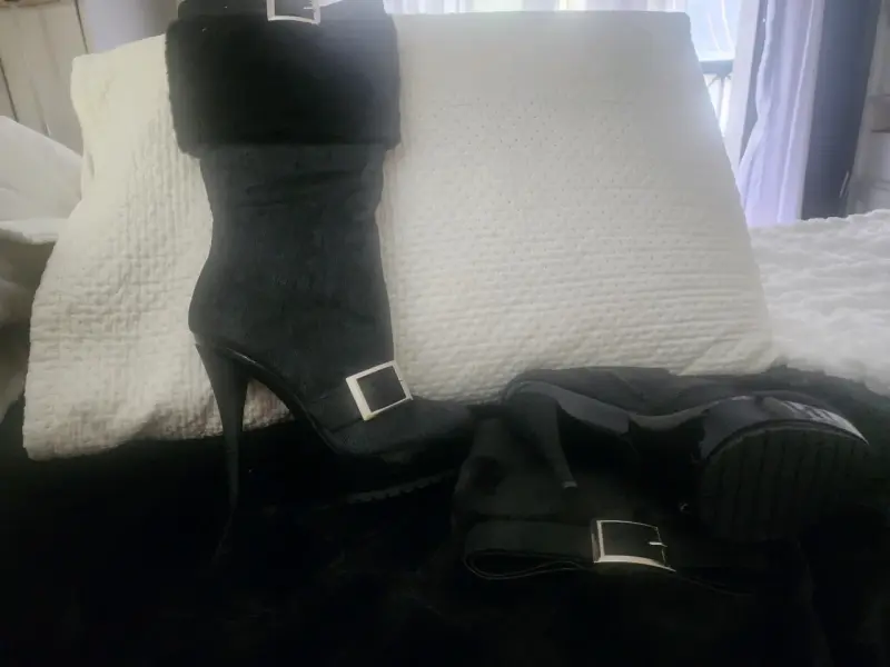 Botas negras de tacón alto con hebilla decorativa - 2