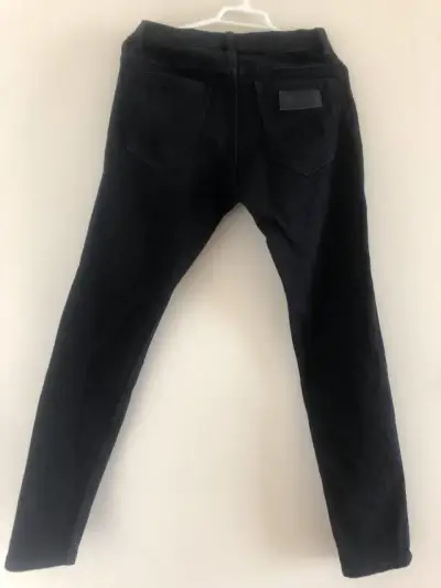 Jeans negros de hombre Wrangler en excelenteestado - miniatura 2