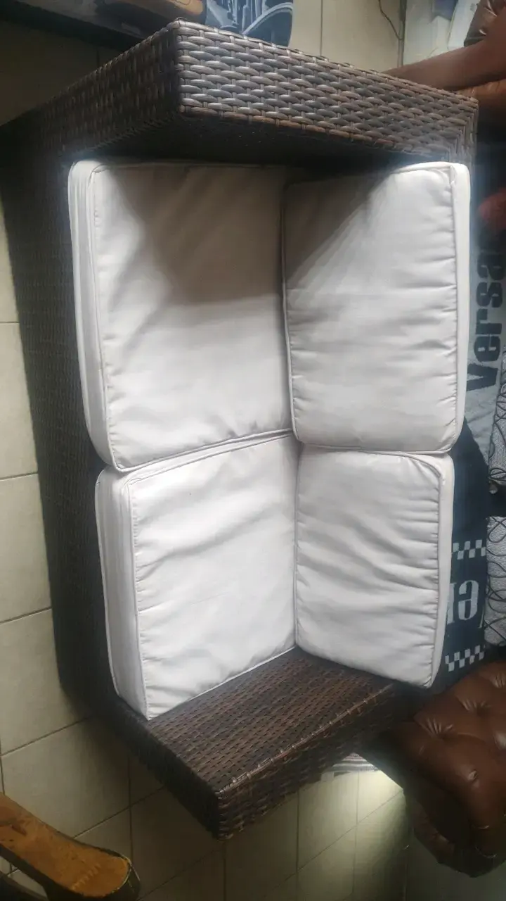 Sofá de ratán con cojines blancos