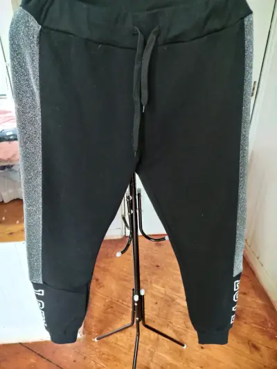 [nuevo]Pantalones deportivos negros con diseño - miniatura 1