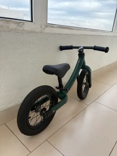 Bicicleta de equilibrio para niños verde - miniatura 3