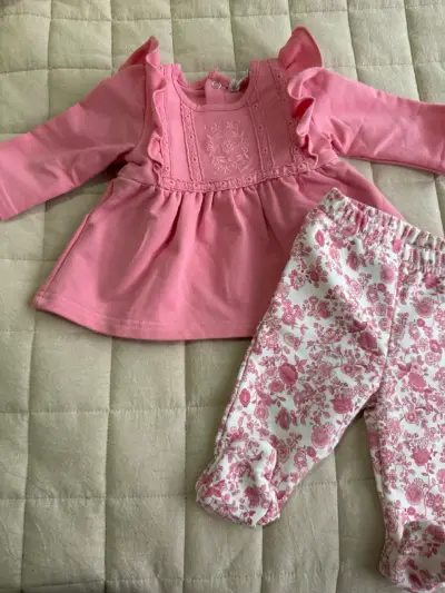 Conjunto de bebé rosa con blusa y pantalón floral - miniatura 1