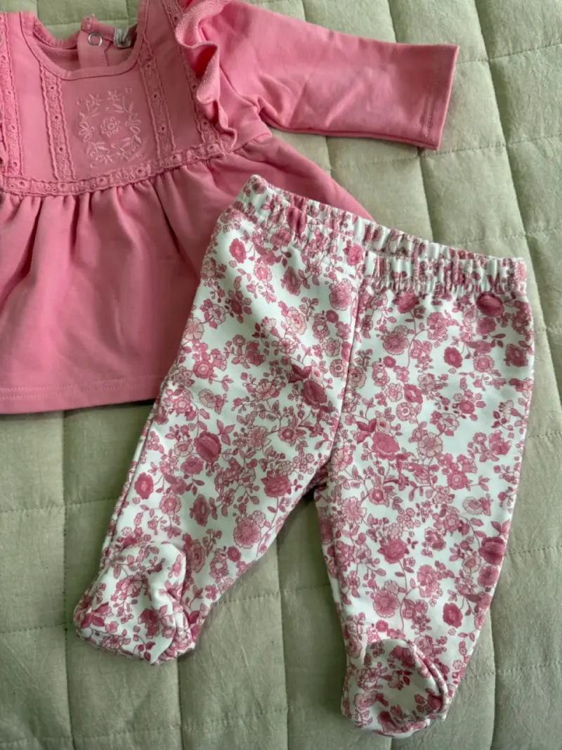 Conjunto de bebé rosa con blusa y pantalón floral - 2